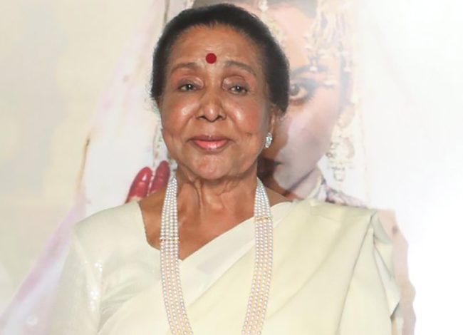 बलिवुडकी चर्चित गायिका आशा भोसलेलाई हृदयघात, उपचार हुदै