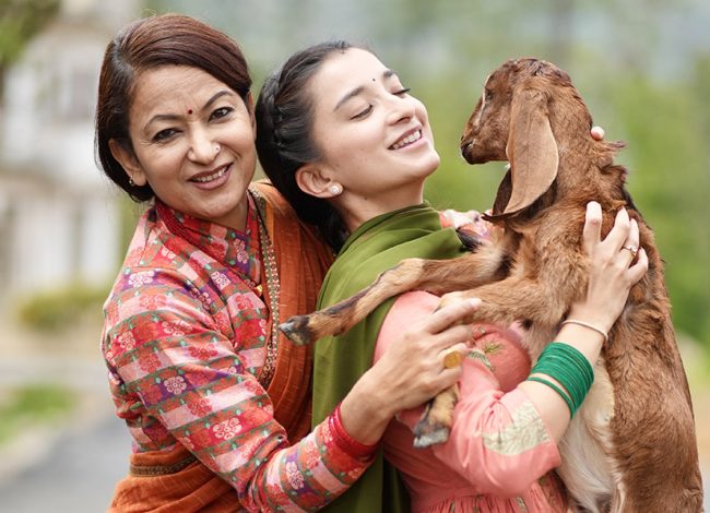 चलचित्र ‘बाः एक योद्धा’ मा एकसाथ देखिँदै आमा-छोरी झरना र सुहाना