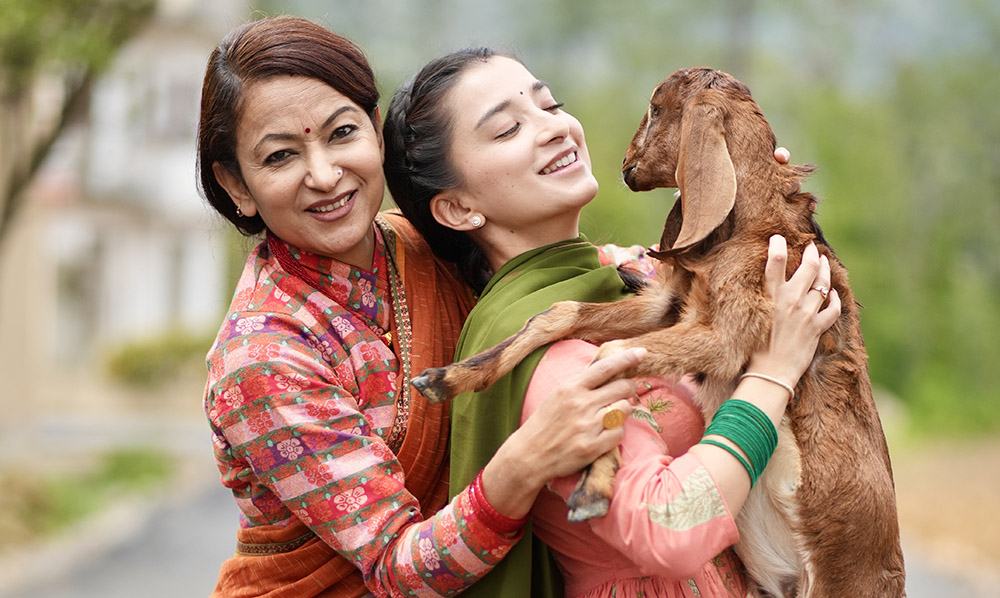 चलचित्र ‘बाः एक योद्धा’ मा एकसाथ देखिँदै आमा-छोरी झरना र सुहाना