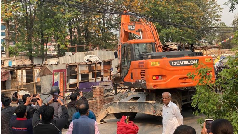 सुकुम्बासी बस्तीमा चल्यो डोजर, सामान सार्न सघाउँदै प्रहरी