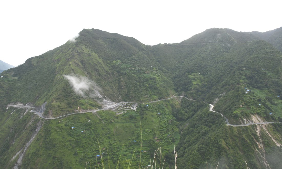 पहिरोले मध्यपहाडी लोकमार्ग अवरुद्ध