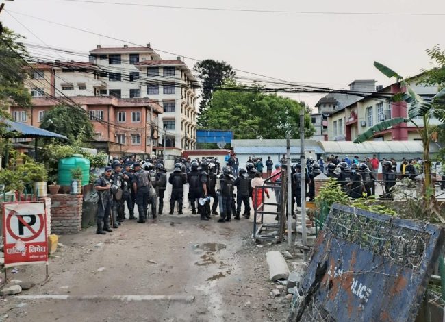 थापाथली सुकुम्बासी बस्तीमा बिहानैदेखि सुरक्षाकर्मीको बाक्लो उपस्थिति