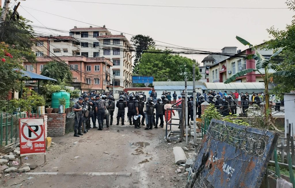 थापाथली सुकुम्बासी बस्तीमा बिहानैदेखि सुरक्षाकर्मीको बाक्लो उपस्थिति