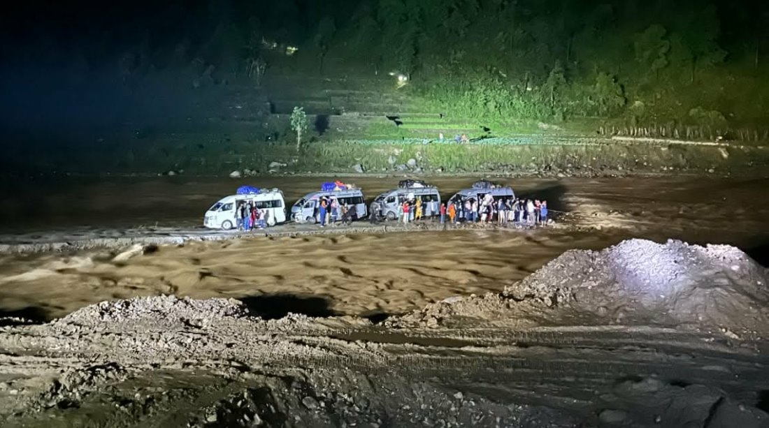 रोशी खोलामा फसेकाहरूको सशस्त्र प्रहरीद्वारा उद्धार