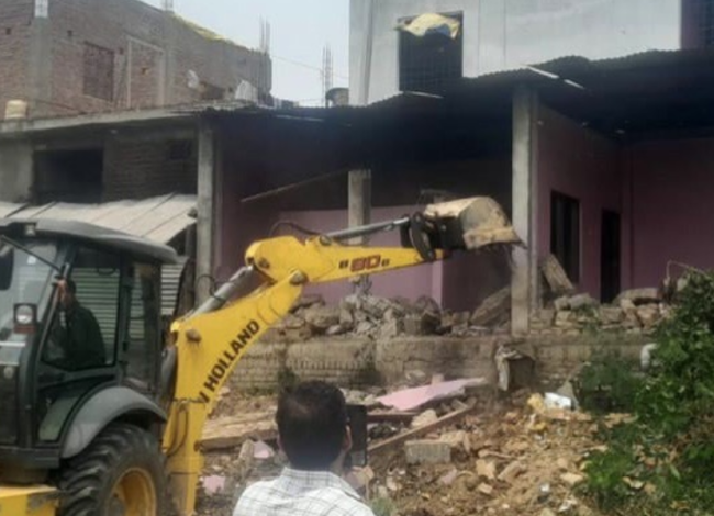 लुम्बिनीकी कार्यवाहक मेयर हरिजनले भत्काइन् आफ्नै संरचना, उत्रिइन् सार्वजनिक जग्गा संरक्षण अभियानमा