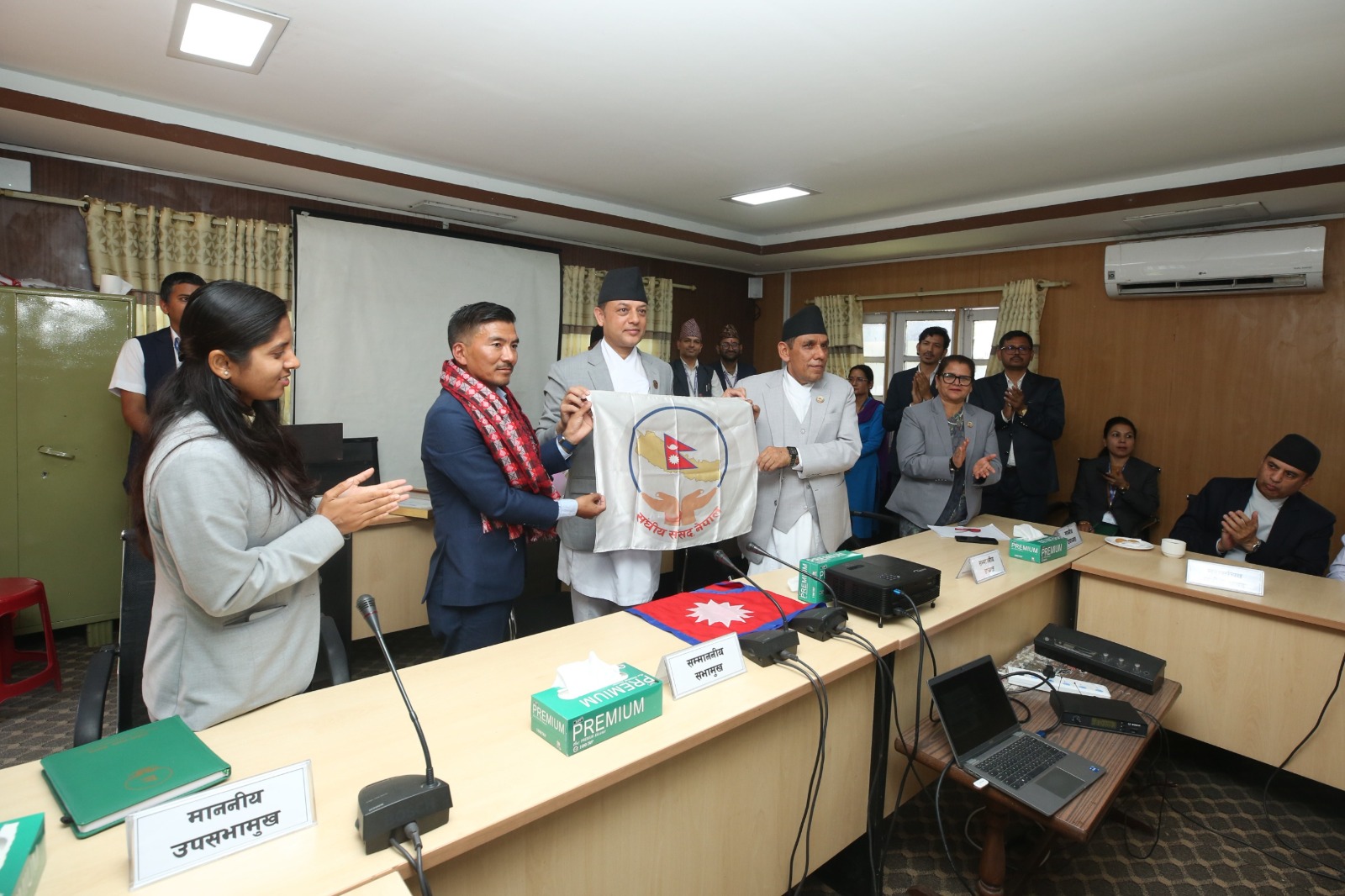 सगरमाथाको शिखरमा फहराइएको संघीय संसद्को झण्डा सभामुख र अध्यक्षलाई हस्तान्तरण