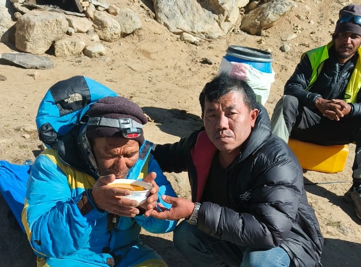 सगरमाथाको तेस्रो शिविरबाट हराएका शेर्पा सातौँ दिनमा भेटिए