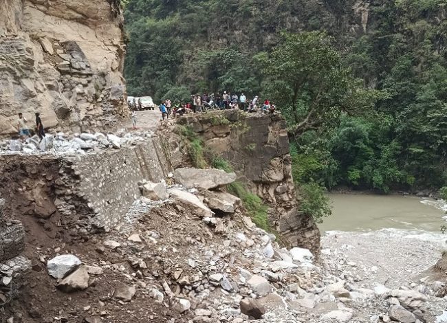 पहिरो र कटानका कारण कर्णाली करिडोर सडकखण्डमा ठुलो क्षति, सवारीसाधन सञ्चालन पूर्ण रूपमा बन्द