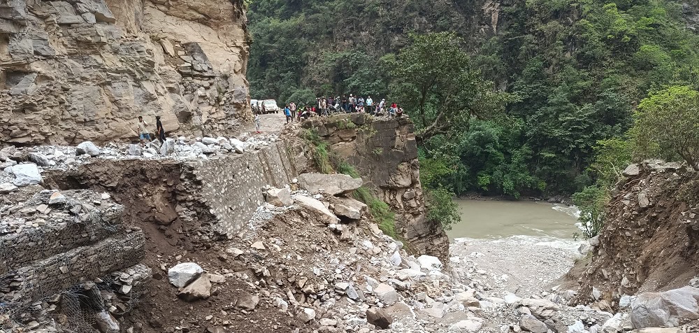 पहिरो र कटानका कारण कर्णाली करिडोर सडकखण्डमा ठुलो क्षति, सवारीसाधन सञ्चालन पूर्ण रूपमा बन्द