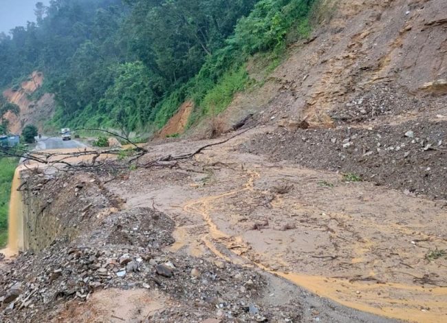 बाढी पहिरोले देशका विभिन्न राजमार्गमा सवारी आवागमन प्रभावित