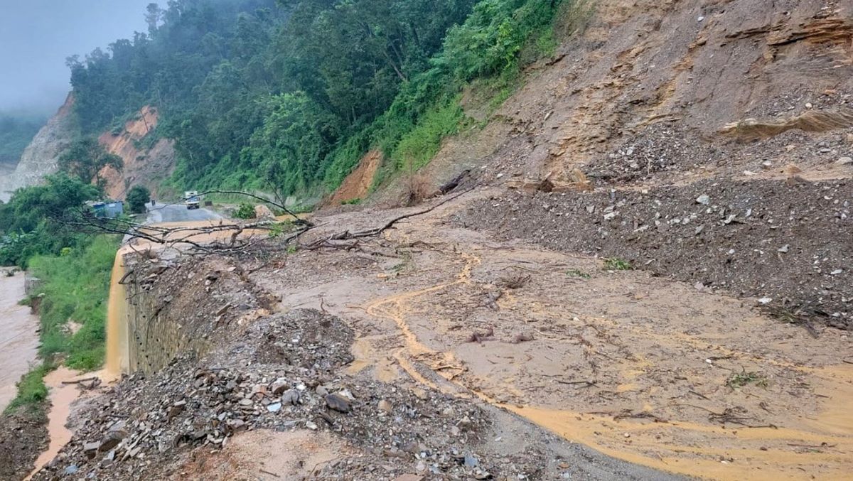 बाढी पहिरोले देशका विभिन्न राजमार्गमा सवारी आवागमन प्रभावित