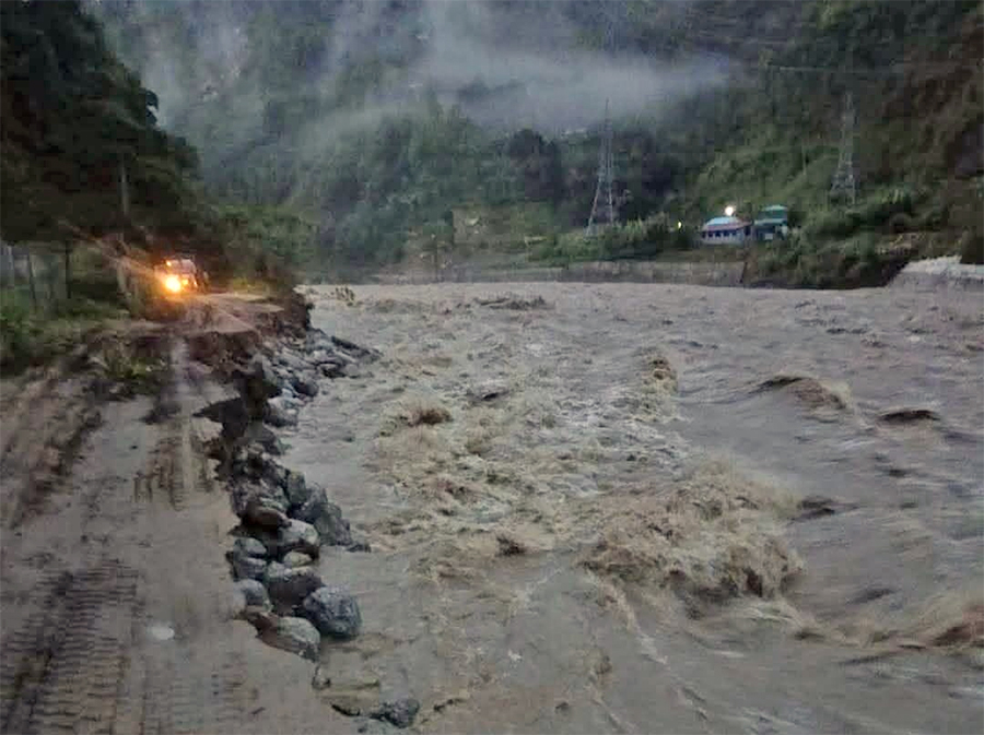 तामाकोशीको बाढीले किर्नेटार खण्ड बगायो, बीपी राजमार्गको वैकल्पिक मार्गसमेत ठप्प