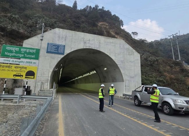 नागढुङ्गा सुरुङमार्गमा टोल लागू : कारलाई ६०–६५ रुपैयाँदेखि ठूला ट्रकलाई ६०० रुपैयाँसम्म शुल्क