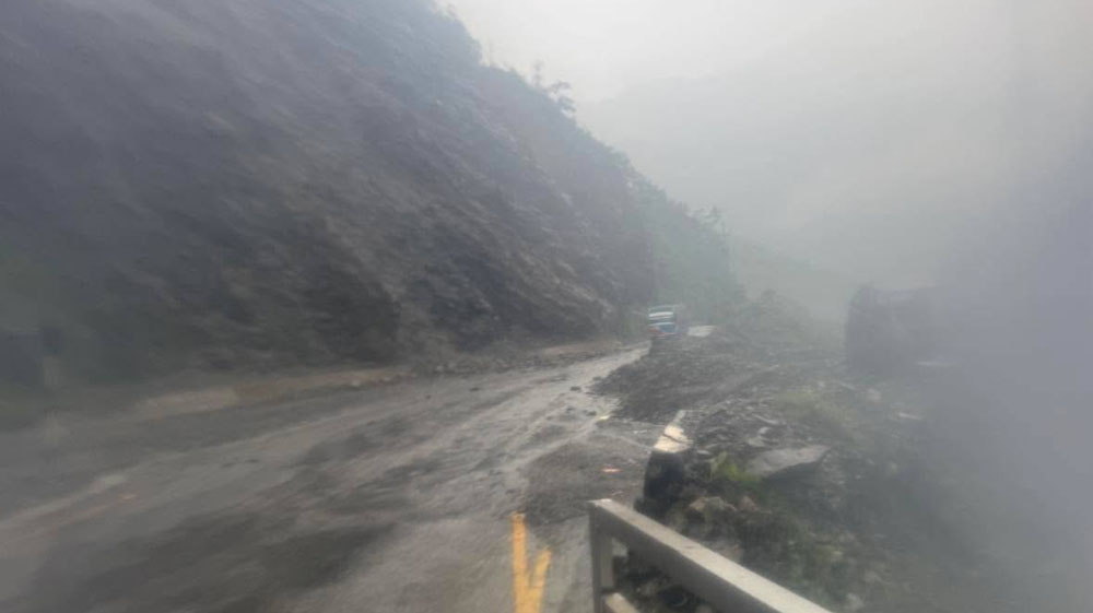 मुग्लिन–नारायणगढ सडक तीन स्थानमा पहिरो, एकतर्फी मात्र सञ्चालन