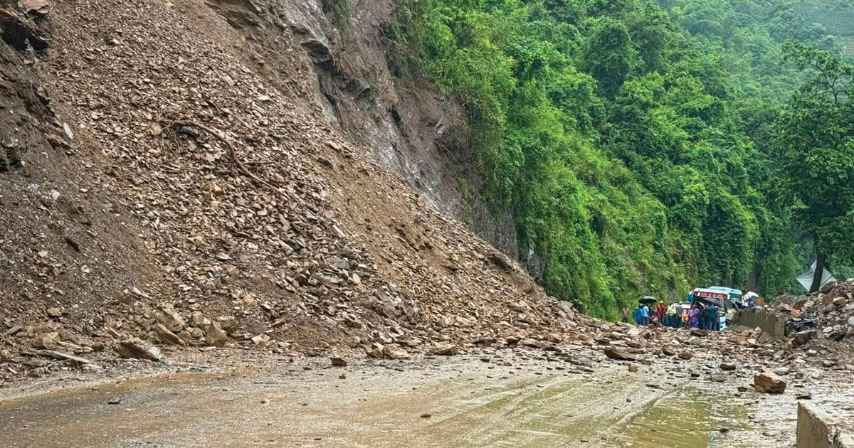 नागढुंगा–मुग्लिन सडकखण्डमा सुक्खा पहिरो, दुईतर्फी सडक अवरुद्ध