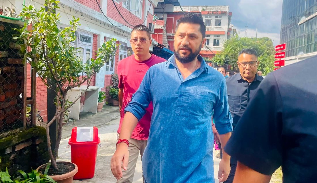स्वर्णलक्ष्मी सहकारी प्रकरण : रवि लामिछाने नियमित तारिख बुझ्न अदालतमा उपस्थित