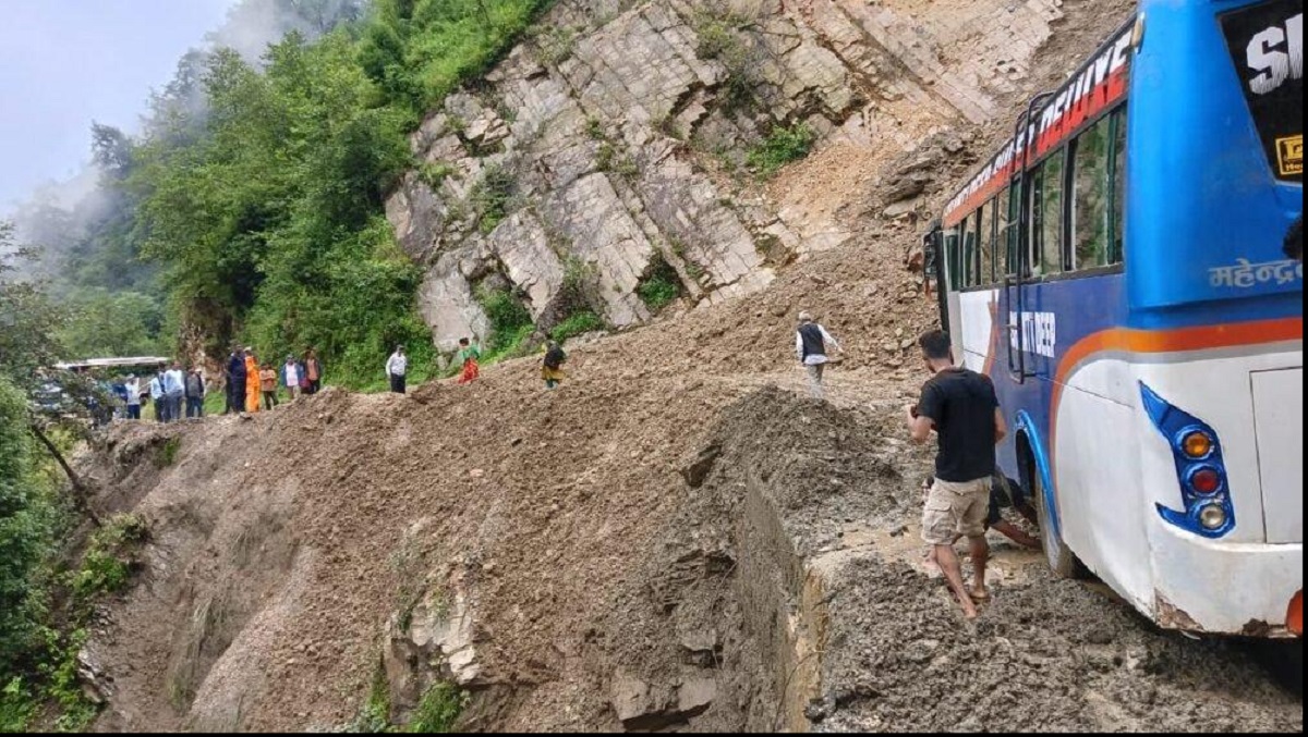 बाढीपहिरोले देशभरका प्रमुख सडक अवरुद्ध, पृथ्वी र बीपी राजमार्गमा आवागमन रोकियो