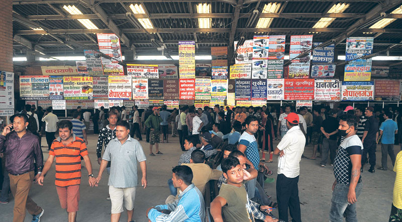 दसैँको अग्रिम टिकट बुकिङ आजदेखि खुला: टिकट लिन बिहीबार राति ९ बजेदेखि नै नयाँ बसपार्कमा यात्रुको लामो लाइन