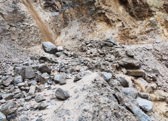 कालीकोटको गगने खोलामा पहिरो खस्दा कर्णाली राजमार्ग पूर्ण रूपमा बन्द