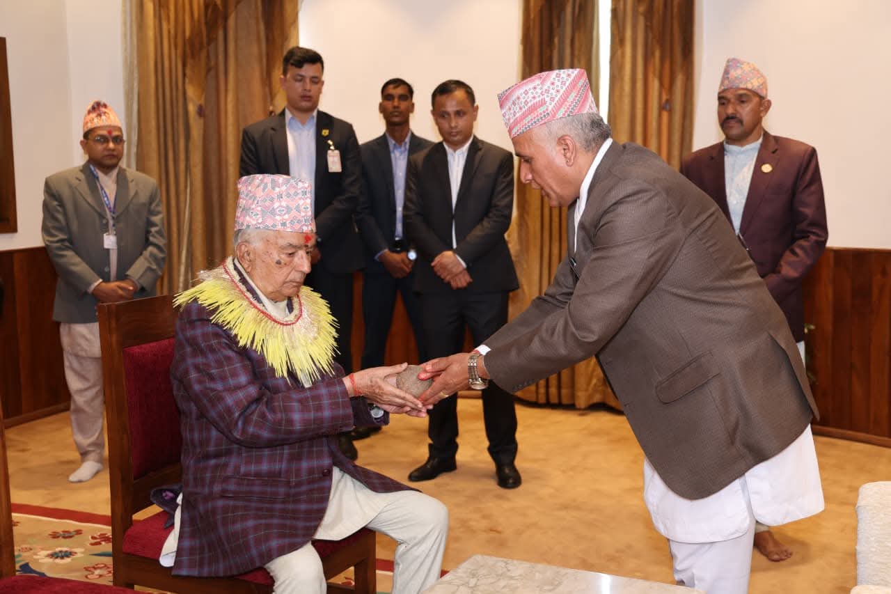 राष्ट्रपति पौडेलले परिवारसँग मनाए दसैँ, शुभसाइतमै लगाए टीका