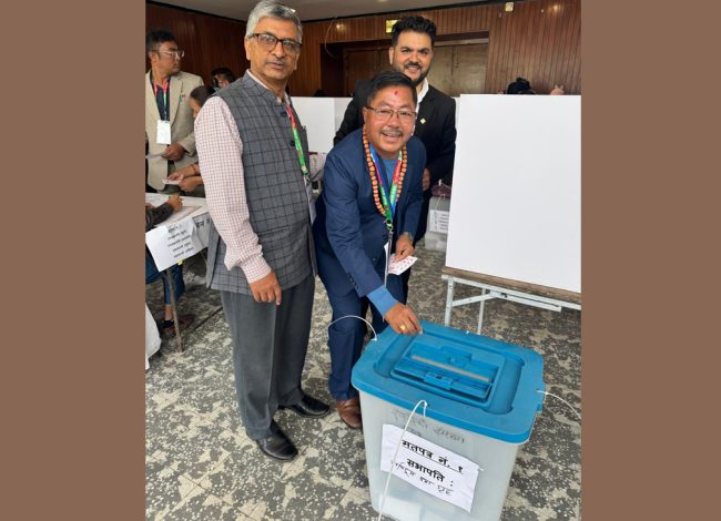 गगन थापासँग प्रतिस्पर्धामा उत्रेका सभापतिका उम्मेदवार श्यामकृष्णले गरे मतदान