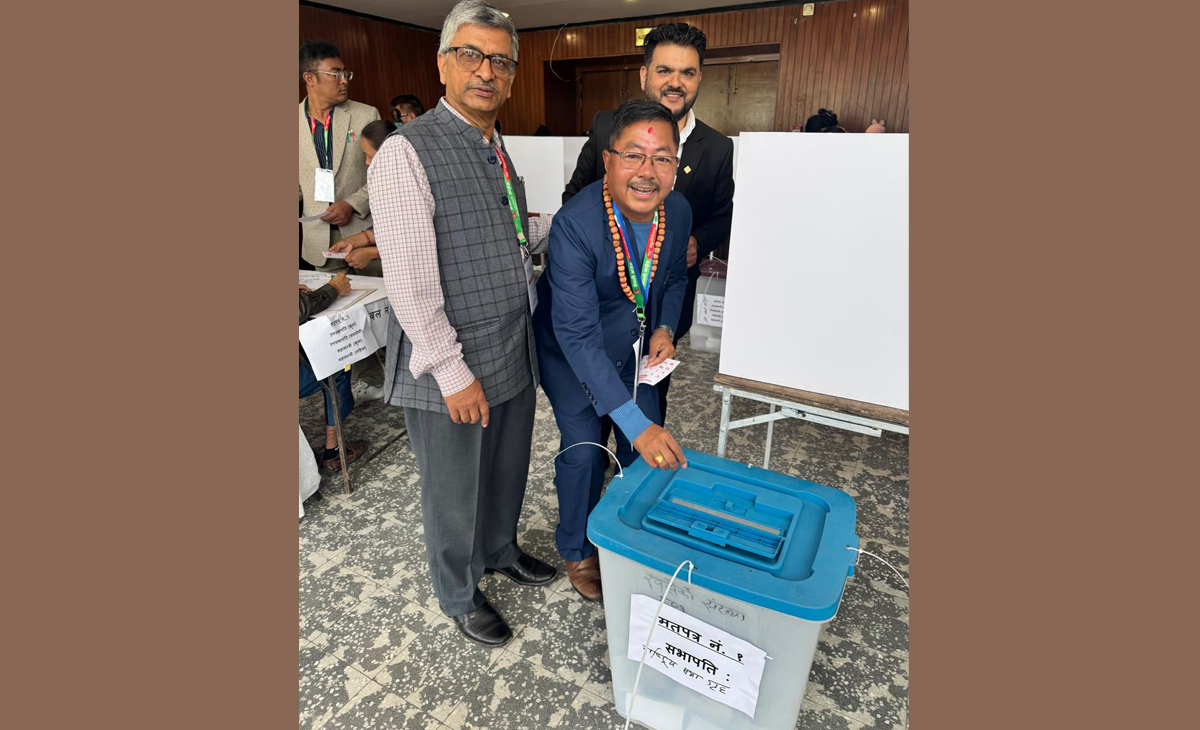 गगन थापासँग प्रतिस्पर्धामा उत्रेका सभापतिका उम्मेदवार श्यामकृष्णले गरे मतदान